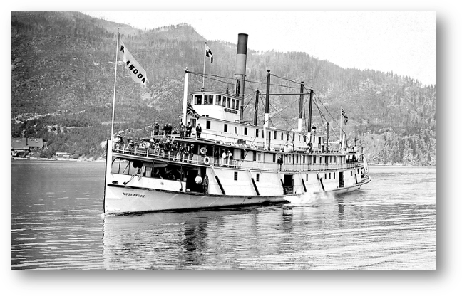 The CPR’s Kuskanook entering Kaslo Bay, most likely on a Victoria Day excursion. Note the antlers on her wheelhouse eave.